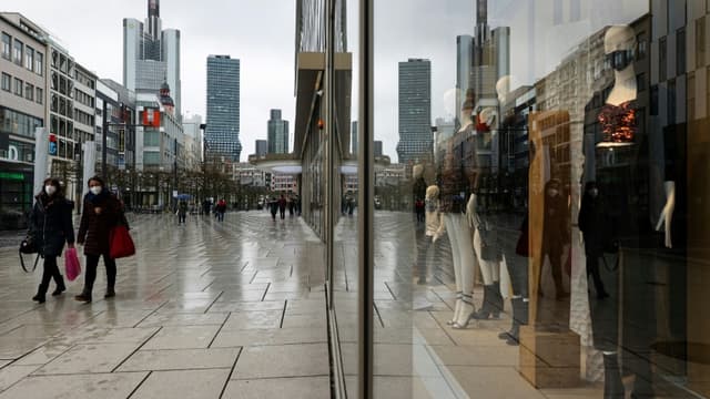 Des passants dans la principale rue commerçante de Francfort (Allemagne), le 22 janvier 2021