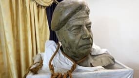 Le buste du dictateur irakien Saddam Hussein avec la corde qui a servi à le pendre