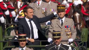 Revue des troupes pour Emmanuel Macron qui descend les Champs-Élysées