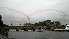 Le coeur dessiné par la patrouille de France dans le ciel de Paris 