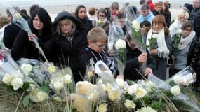 Des habitants de Berck-sur-Mer participent à une marche blanche en mémoire d'Adélaïde, le 30 novembre 2013.