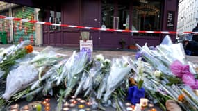 Des fleurs devant le restaurant la Casa Nostra, le 15 novembre 2015