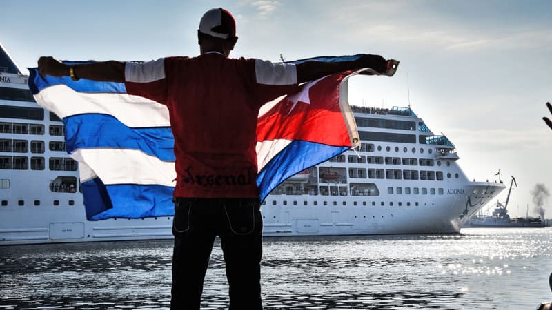 Un Cubain accueille le bateau de croisière américain en provenance de Miami, le 2 mai 2016, à La Havane.