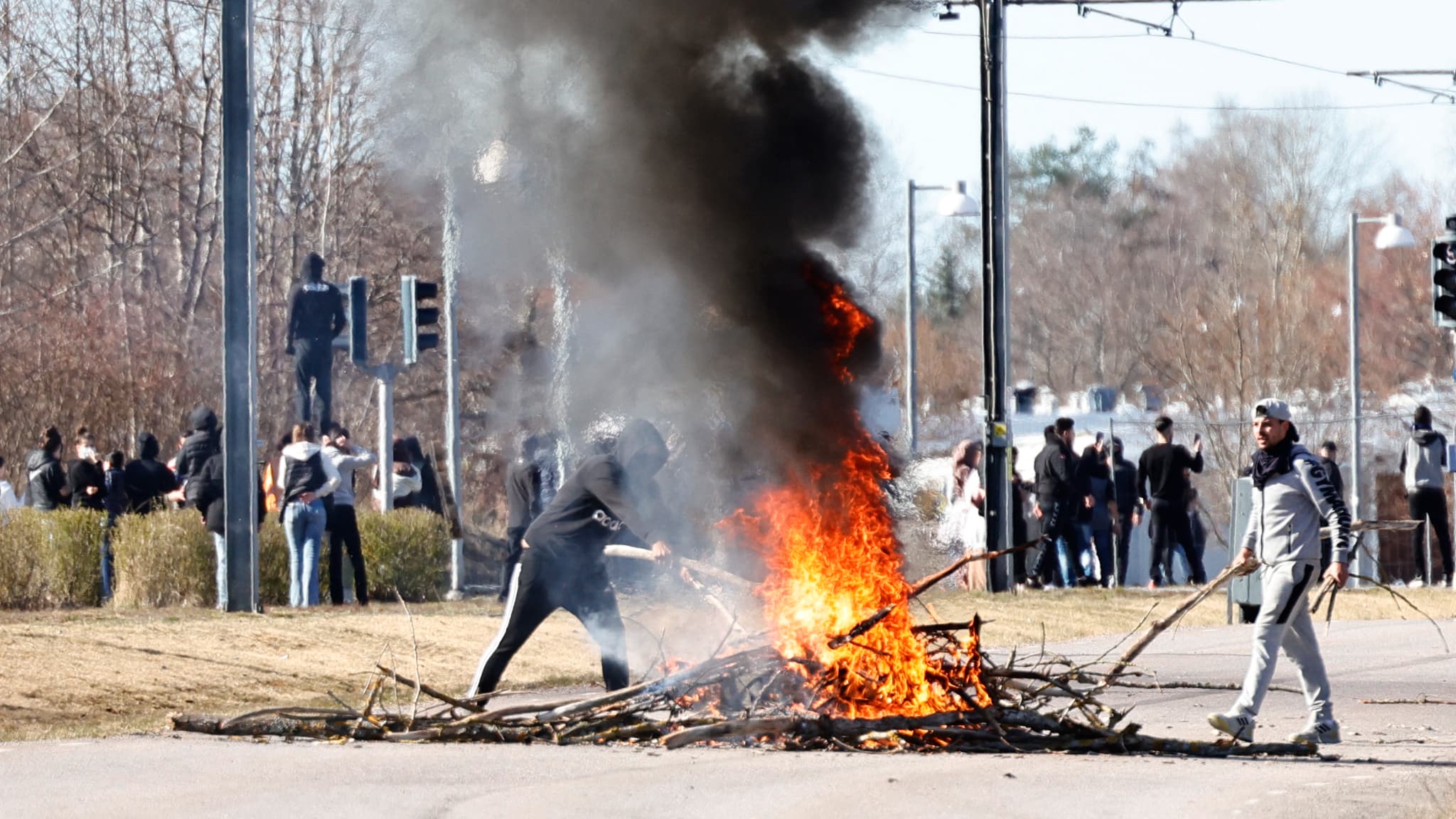 Des manifestants construisent une barricade en feu à Norrkoping en Suède, le 17 avril 2022