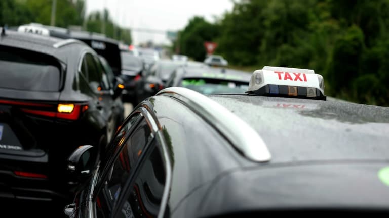 Des chauffeurs de taxis manifestent sur l'autoroute A1, près de Paris, le 21 mai 2025. (Illustration)