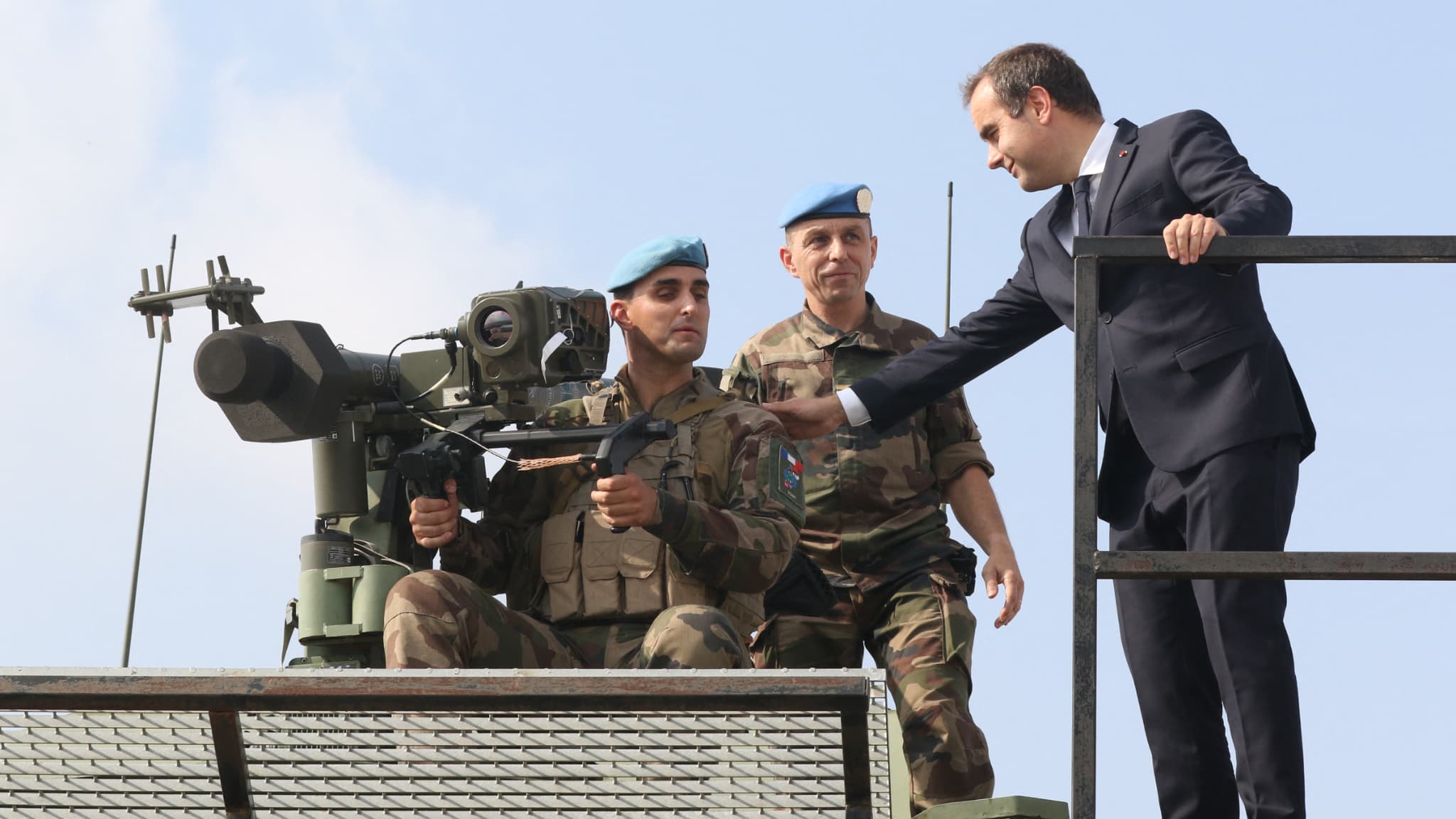 Le ministre français de la Défense, Sébastien Lecornu s'entretient avec des membres de l'équipe de déminage lors d'une visite à la base du contingent français des Forces intérimaires des Nations Unies au Liban (FINUL) dans le village de Deir Kifa, dans le sud du Liban, le 2 novembre 2023. Le ministre français de la Défense, Sébastien Lecornu s'entretient avec des membres de l'équipe de déminage lors d'une visite à la base du contingent français des Forces intérimaires des Nations Unies au Liban (FINUL) dans le village de Deir Kifa, dans le sud du Liban, le 2 novembre 2023.