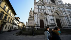 Des gens se promènent sur la Piazza Santa Croce à Florence, en Italie, le 23 février 2021. (Photo d'illustration)