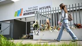 Une élève apporte des fleurs au lycée Notre-Dame de Toutes-Aides pour rendre hommage à la suite d'une attaque au couteau le 24 avril 2025, un élève a été tué et trois autres ont été blessés à Nantes, dans l'ouest de la France, le 25 avril 2025