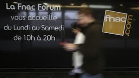 La Fnac, qui fera ses débuts à la Bourse de Paris jeudi, a démenti lundi tout plan social, contrairement aux affirmations du Parisien évoquant la suppression de 600 emplois dans son édition de lundi. /Photo d'archives/REUTERS/Jacky Naegelen