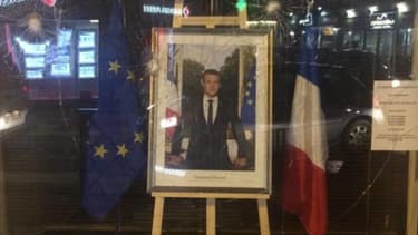 La vitrine de la permanence a été touchée à de multiples reprises -