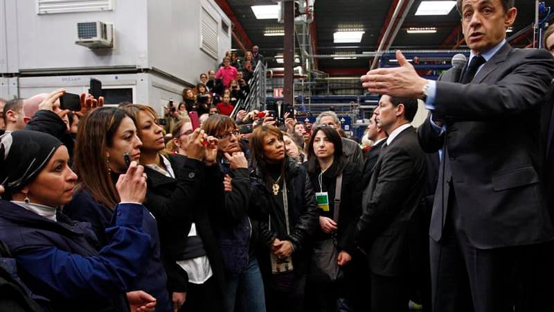 Nicolas Sarkozy dans l'usine PhotoWatt de Bourgoin-Jallieu, en Isère, mardi. Le président s'est rendu sur place pour annoncer le sauvetage du site mais n'a rien dit de sa candidature, qu'il devrait selon plusieurs sources annoncer mercredi soir. /Photo pr