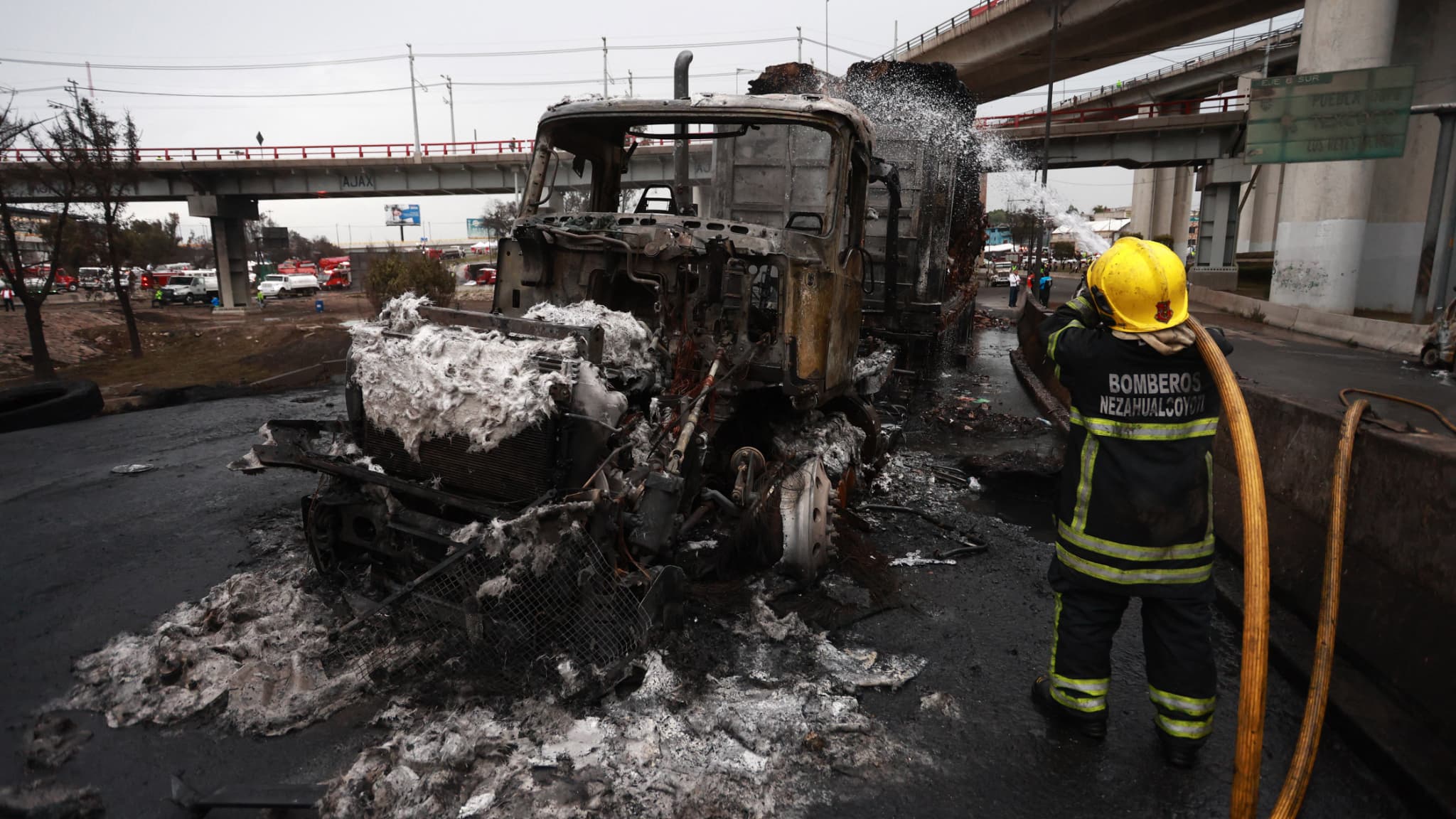 L'EXPLOSION D'UN CAMION-CITERNE FAIT TROIS MORTS ET PRÈS DE 70 BLESSÉS À MEXICO