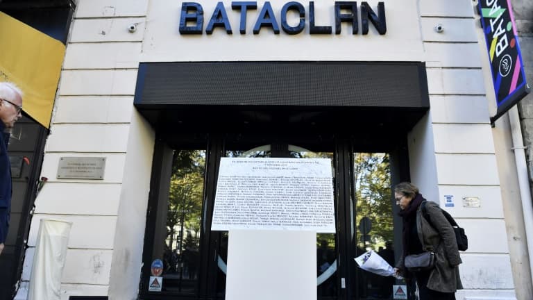 Une femme dépose des fleurs devant une plaque commémorative lors d'une cérémonie au Bataclan à Paris, sept ans après les attentats terroristes, le 13 novembre 2022.