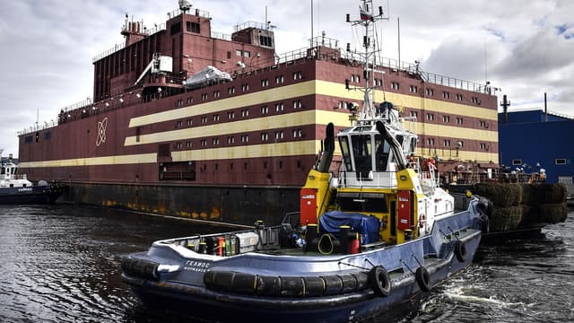 Cette centrale nucléaire flottante, la première du monde, est équipée de deux réacteurs capables d'alimenter une ville de 100.000 habitants