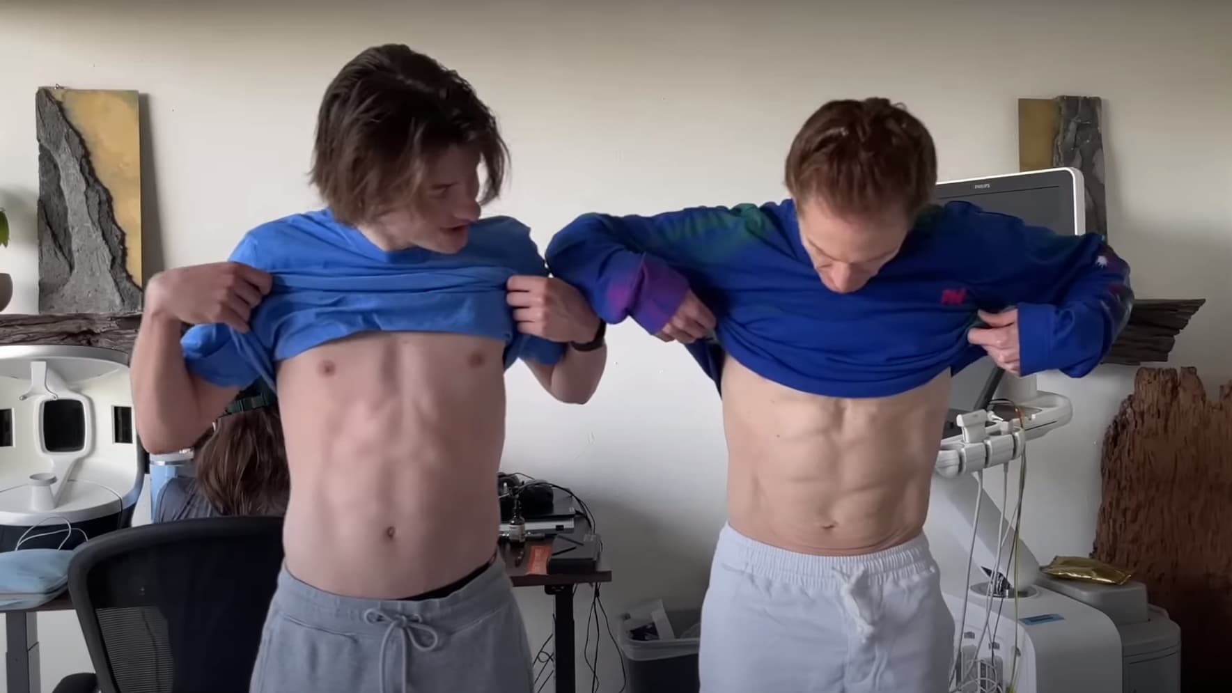 Bryan Johnson avec son fils, en train de comparer leur tour de taille dans une vidéo YouTube.
