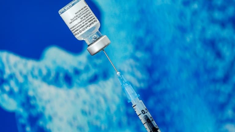 Un flacon du vaccin Pfizer-BioNtech contre le coronavirus, à Tel Aviv le 23 janvier 2021