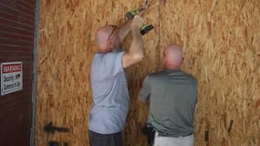 Des habitants de la Caroline du Sud tentent de protéger leurs boutiques avant l'arrivée de l'ouragan Florence, le 11 septembre 2018.