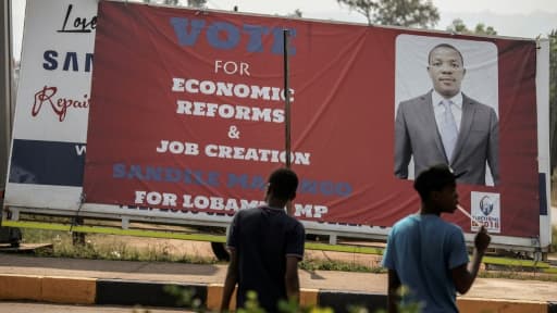 Affiche électorale dans les rues de Lobamba, le 19 septembre 2018, avant les législatives au eSwatini. Affiche électorale dans les rues de Lobamba, le 19 septembre 2018, avant les législatives au eSwatini.
