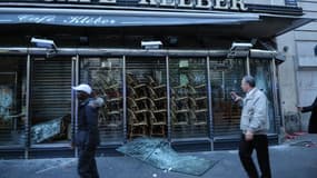 Le cafe Kleber, place du Trocadéro, après les violences du 13 mai.