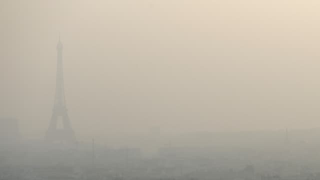La Tour Eiffel et les toits de Paris pris dans un nuage de pollution le 11 mars 2014 