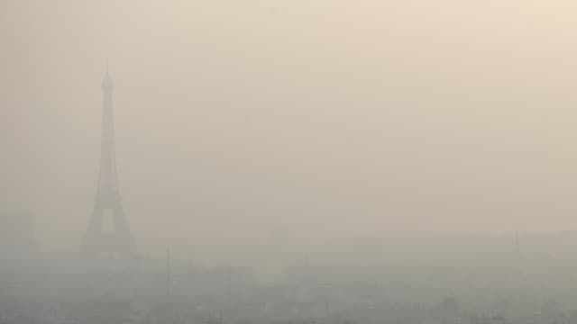 La Tour Eiffel et les toits de Paris pris dans un nuage de pollution le 11 mars 2014