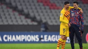 Le défenseur français du Barça, Clément Lenglet (gauche), félicite l'avant-centre polonais du Bayern,  Robert Lewandowski, après le match de ligue des Champions entre les deux équipes à  Munich le 8 décembre  2021.