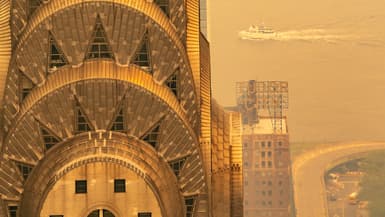 Le Chrysler Building est enveloppé d'un épais brouillard de fumée provenant des incendies de forêt au Canada, qui recouvre Manhattan le 7 juin 2023 à New York. New York figurait en tête de la liste des grandes villes les plus polluées au monde mardi soir, alors que la fumée des incendies continue de recouvrir la côte Est.