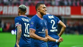 Kylian Mbappé célèbre un but avec le PSG en Ligue 1