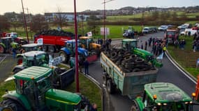 Les agriculteurs arrêtent leurs tracteurs transportant des pneus usagés pour bloquer les routes au Mans, le 26 janvier 2024.