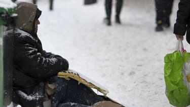 Un sans-abri dans une rue couverte de neige à Paris, le 20 janvier 2013. Photo d'illustration