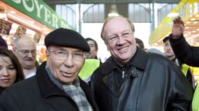 Serge Dassault (g.) et son successeur à la mairie de Corbeil-Essonnes, Jean-Pierre Bechter, lors de la campagne pour les élections municipales de 2010.