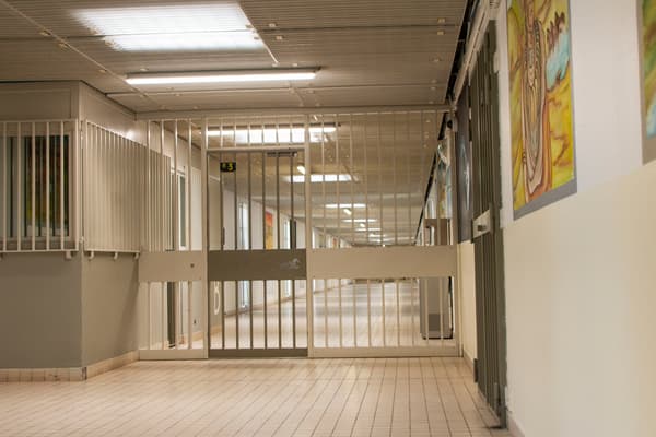 Les couloirs sécurisés de la maison centrale de Saint-Maur, dans l'Indre, le 12 avril 2021. Les couloirs sécurisés de la maison centrale de Saint-Maur, dans l'Indre, le 12 avril 2021.