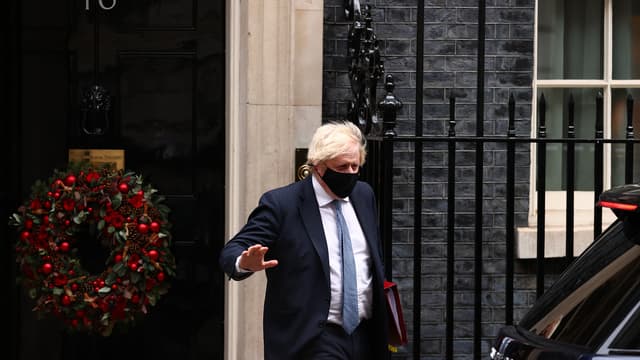 Boris Johnson quittant le numéro 10 Downing Street, le 8 décembre 2021.