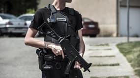 Un gendarme sécurisant les lieux du drame en Isère, vendredi. 