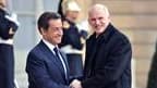 Lors d'une conférence de presse commune avec le Premier ministre grec George Papandréou (à droite), Nicolas Sarkozy a déclaré dimanche que les pays de la zone euro rempliraient leurs engagements d'aide à la Grèce si cela s'avérait nécessaire. /Photo prise