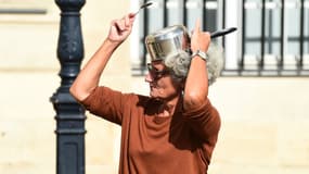 Des militants de La France insoumise manifestent avec des casseroles, samedi 30 septembre 2017 à Bordeaux (Photo d'illustration)