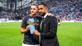 Adrien Rabiot, sacré meilleur joueur de la saison de l'OM, avec le directeur du football Medhi Benatia, 17 mai 2025