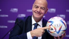 Le président de la Fifa Gianni Infantino présente à la presse "Al Rihla", le ballon officiel du Mondial, le 31 mars 2022 à Doha