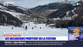 En station à Vars: les vacanciers profitent de la station