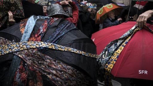 Sous des parapluies décorés de tissus et de rubans, 300 personnes ont défilé sous la pluie pour demander la préservation du Musée des tissus, à Lyon le 1er avril 2017