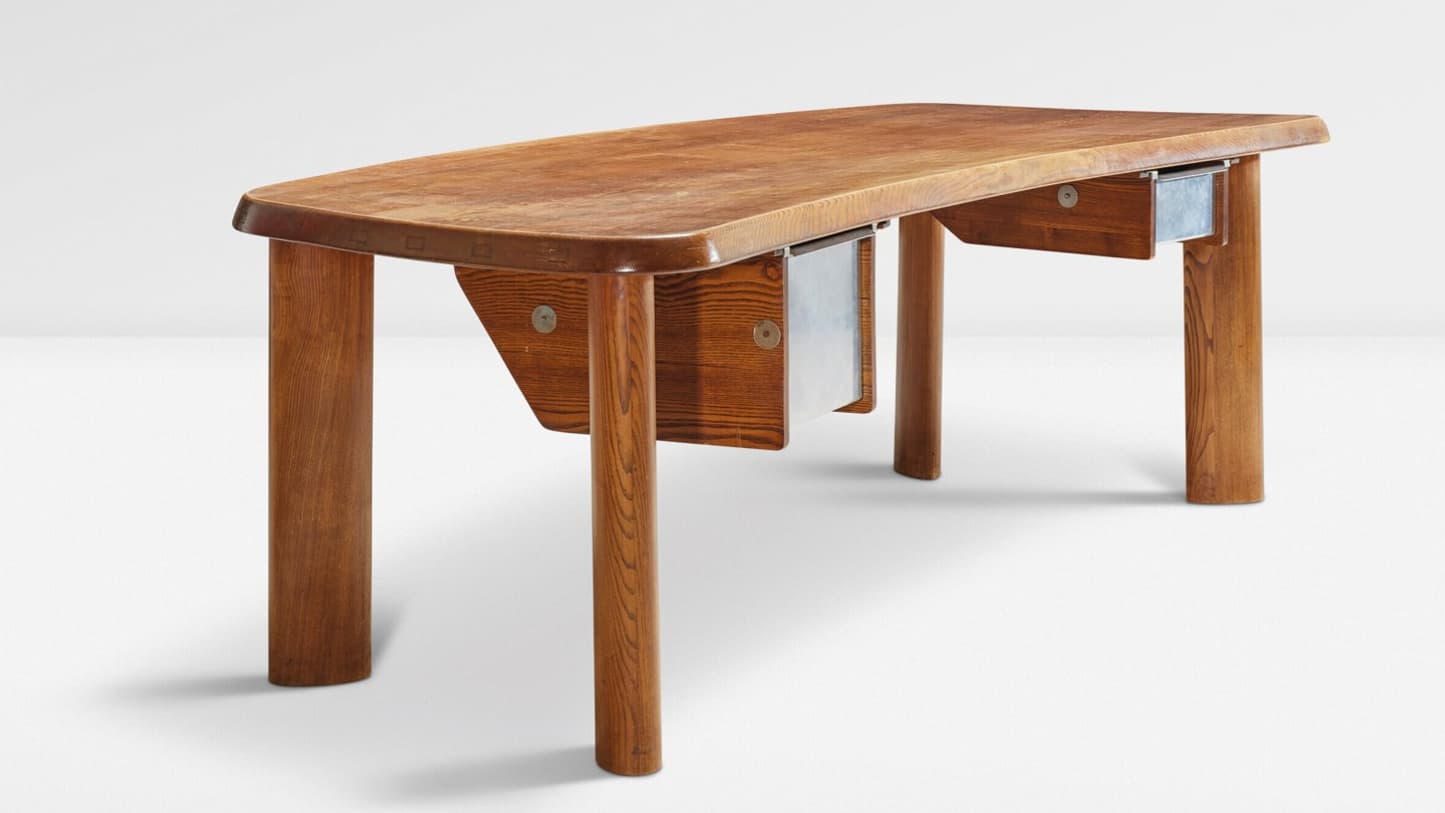 Bureau En Forme de Charlotte Perriand, adjugé à 420.000 euros vendu par Christie's.