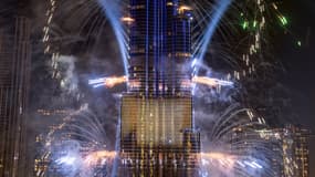 Des feux d'artifice explosant autour de la tour Burj Khalifa lors des célébrations du Nouvel An à Dubaï le 1er janvier 2025.
