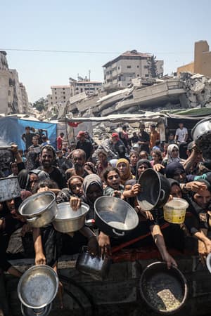 "Des mères bercent des bébés qu'elles ne peuvent plus nourrir": à Gaza, le récit d'une famine meurtrière