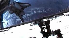 Vue de la caméra placée sur le casque de Mike Fincke lors de sa sortie dans l'espace, la dernière dans le cadre des missions de la navette américaine Endeavour. La dernière sortie dans l'espace, d'une durée de six heures et demie, est la 159e consacrée à