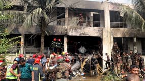 Les pompiers et le personnel de sécurité du Bangladesh mènent une opération de recherche et de sauvetage après qu'un avion d'entraînement de l'armée de l'air se soit écrasé sur une école à Dacca, le 21 juillet 2025.