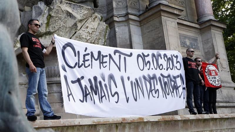 Hommage à Clément Méric, place Saint-Michel, à Paris. Le principal suspect dans la mort du jeune militant antifasciste a été mis en examen samedi soir pour violences ayant entraîné la mort sans intention de la donner. /Photo prise le 6 juin 2013/REUTERS/C