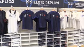 Certaines tailles des maillots du XV de France ne sont plus disponibles à la boutique officielle de la place de la Concorde à Paris, le 10 septembre 2023
