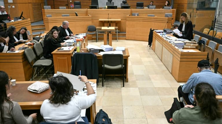 Emmanuelle Franck (d), avocate de Cédric Jubillar, accusé de la disparition de sa femme Delphine, et d'autres personnes attendent la reprise du procès dans la salle d'audience du palais de justice du Tarn, le 6 octobre 2025 à Albi