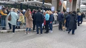 Ce mercredi, des centaines d'Ukrainiens ont fait la queue devant la préfecture des Alpes-Maritimes à Nice pour demander un titre de séjour. 