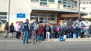 Des lycéens de Briançon rassemblés devant le lycée d'Altitude mardi 7 mai pour demander la paix à Gaza.